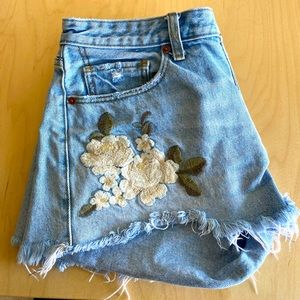 Jean shorts with embroidered flowers